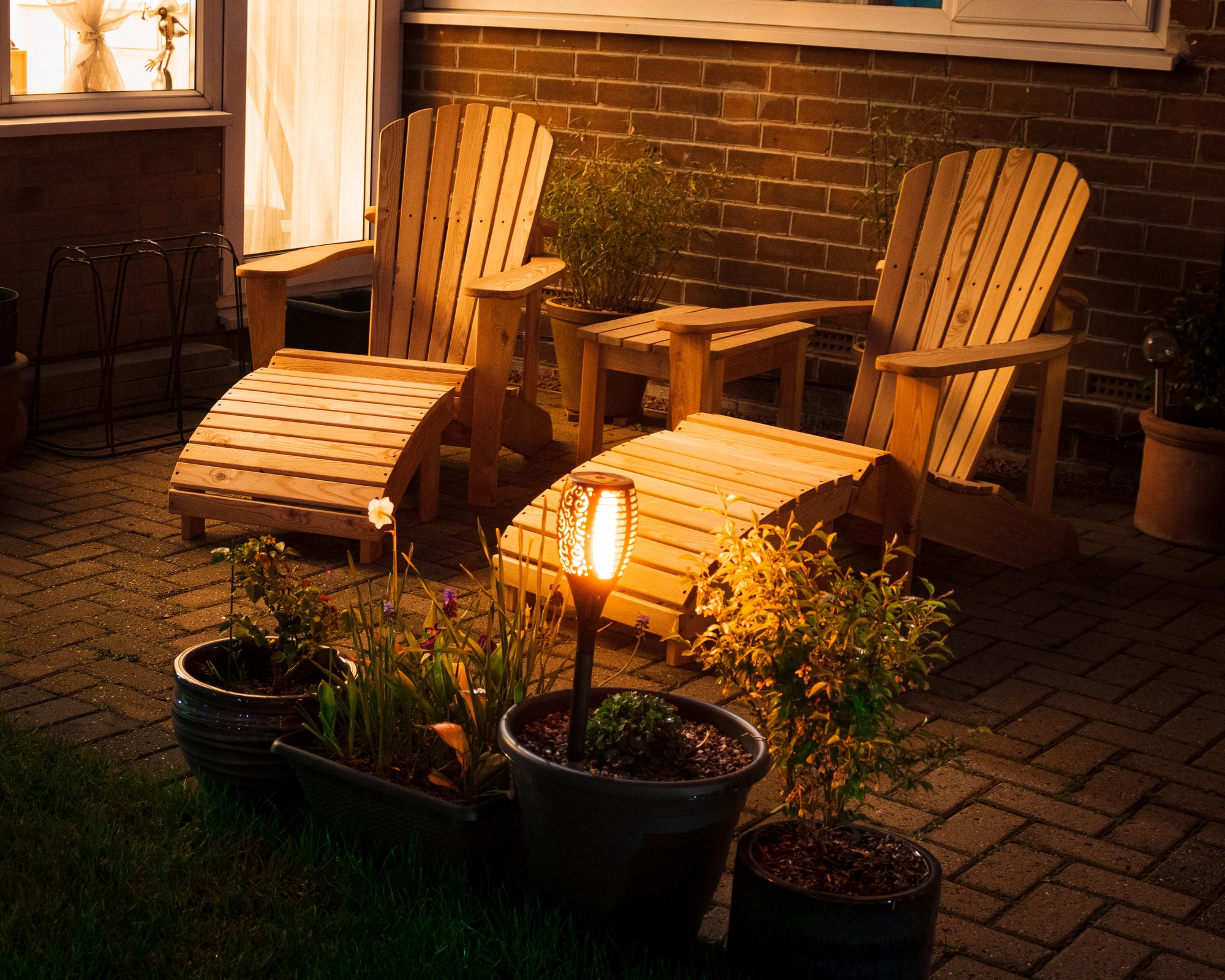 two-lounge-chairs-in-a-patio-with-outdoor-lighting-installation-Coeur-d'Alene-ID